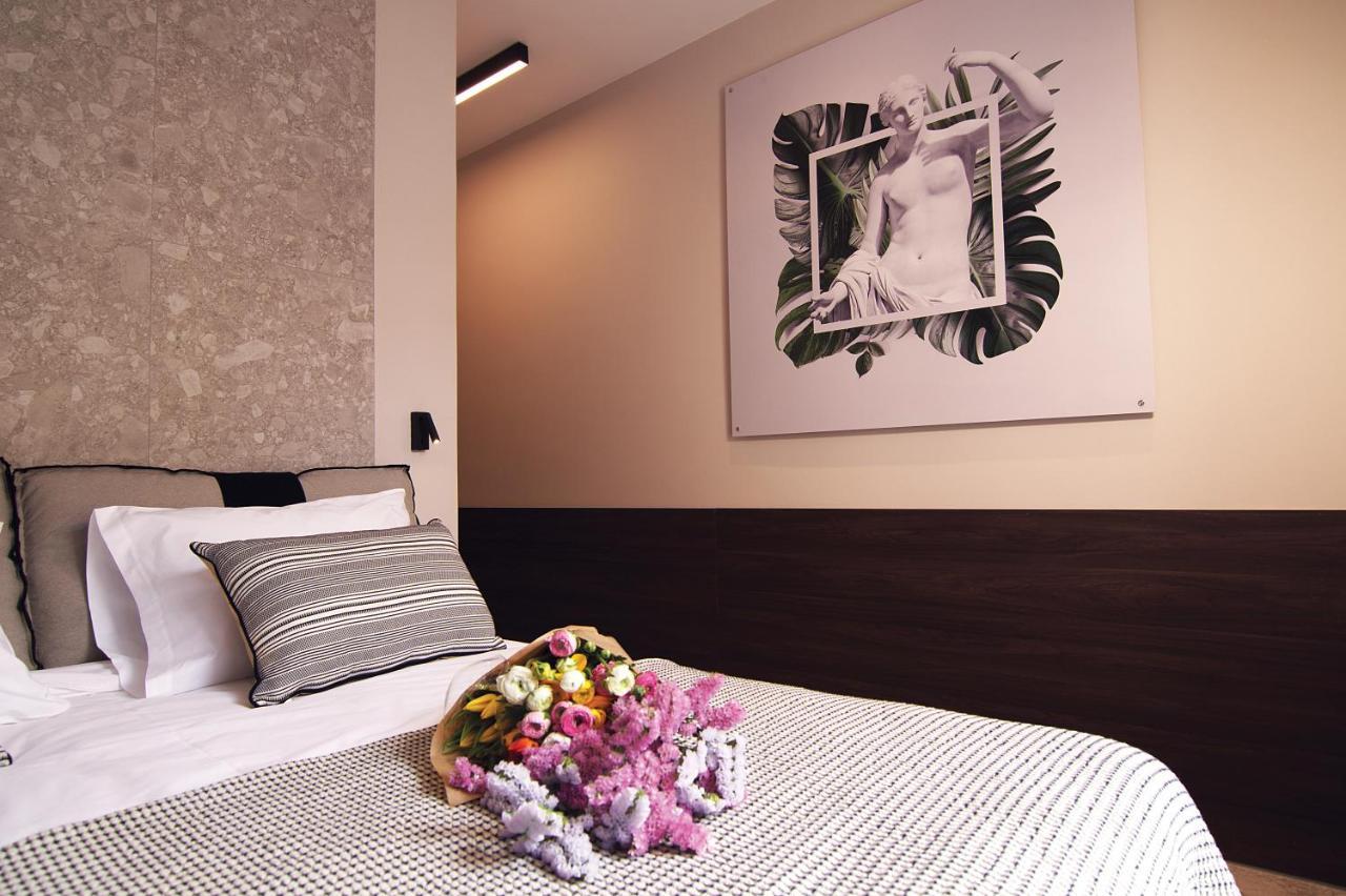 Deluxe Queen Suite